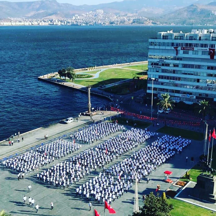 Ülkü Ocaklarının Yunanistan Hükümetine "Acil Kodlu Toplantı" yaptırdığı olay / flood

1- Ülkü Ocakları, İzmir'in düşman işgalinden kurtuluşunun yıldönümünde Ege Sahilinin Yunanistan'ı gören cephesinde 12 Adayı temsilen, 81'er kişilik olmak üzere 12 gurup toplandı.