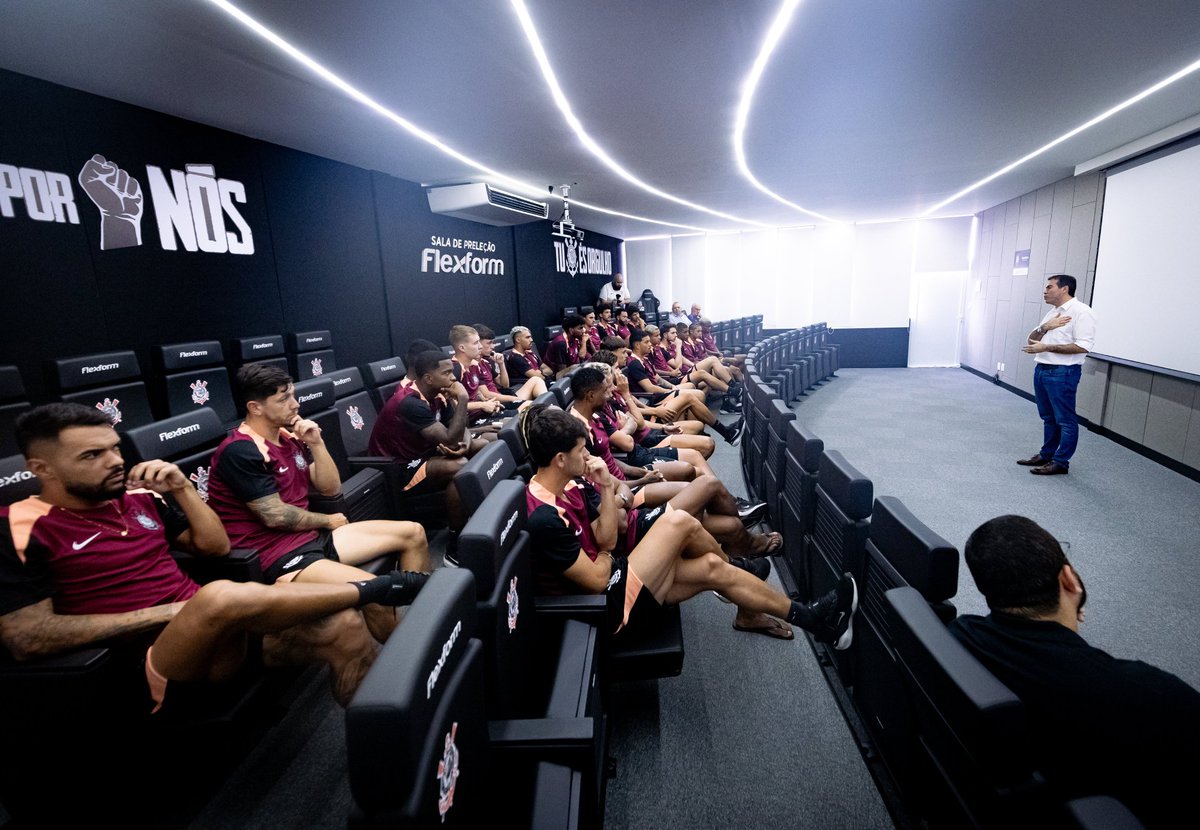 Pior que nosso elenco é pequeno msm slc