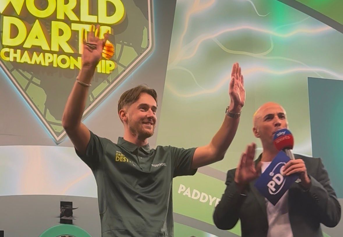 paddypower's tweet image. 📸 The pressure of the Ally Pally stage was heaped on Curtis, our Paddy Power Darts of Destiny contestant…

His nine darts didn’t earn the £180,000 jackpot but he took home a nice £5,000 consolation prize, and a lifetime memory… 🎯

@OfficialPDC | @ProstateUK