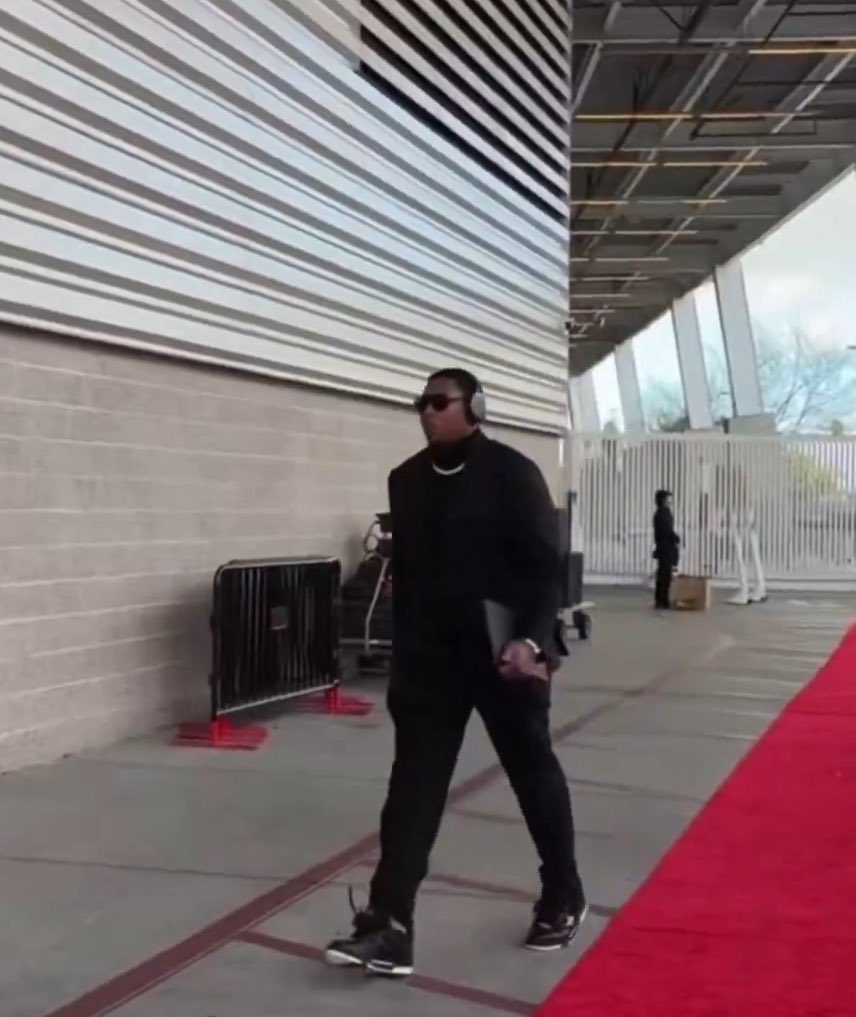 49ersSportsTalk's tweet image. Alfred Collins got the memo- he’s dressed in ALL BLACK heading into the #Seahawks Vs #49ers game