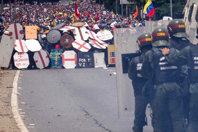 DanielEChangC's tweet photo. Nunca olvidemos el valor de los venezolanos de salir con una bandera, una pancarta y un escudo de cartón a enfrentarse una y otra vez a un grupo de malandros que fueron derrotados (parcialmente) por una flotilla de última tecnología.

Valientes fuimos. Que nadie te quite eso. https://t.co/sOETdS5VMv
