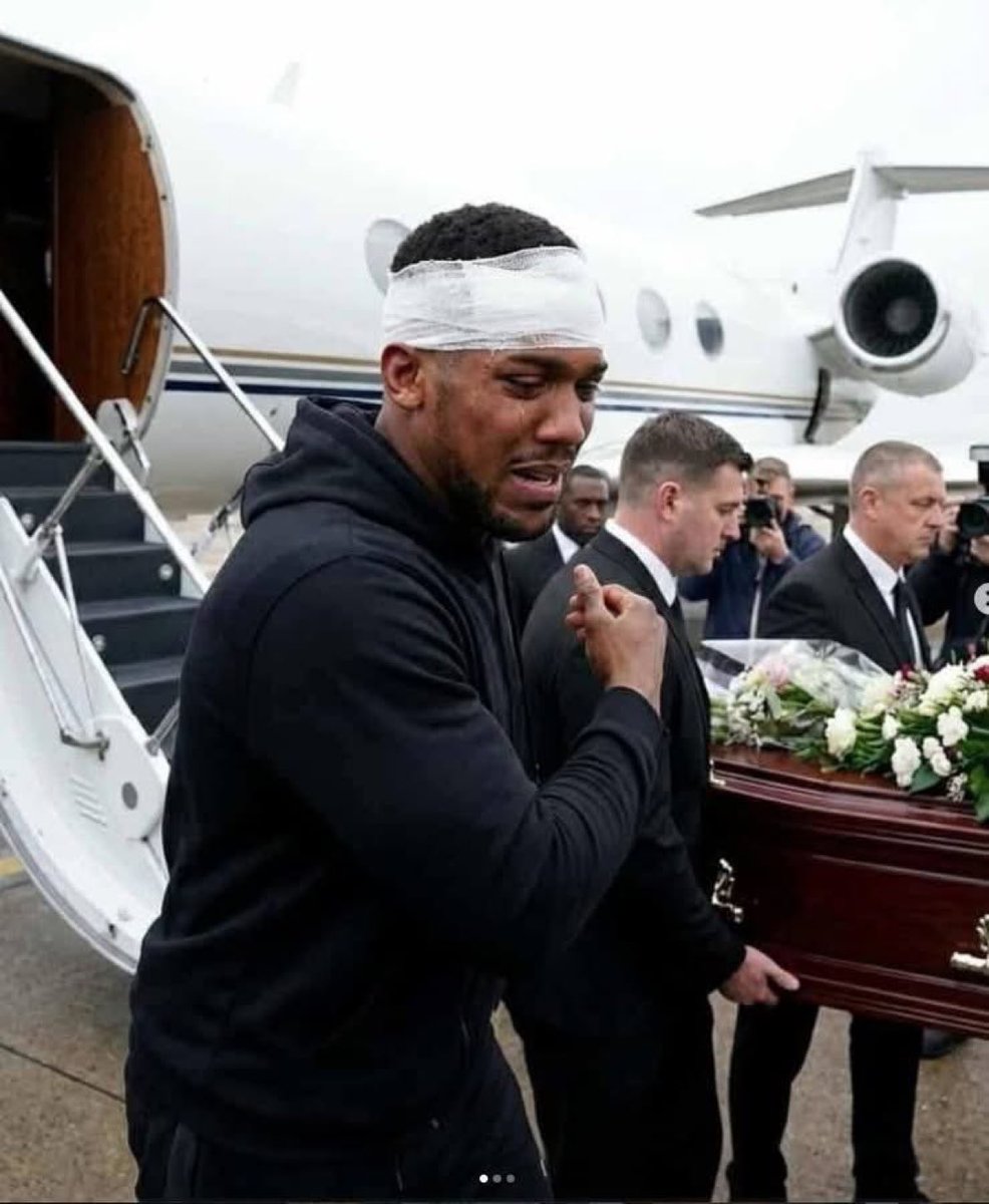What a fragile life, Anthony Joshua is seen crying his eyes out as he received the bodies of his close friends and brothers, Latif “Latz” Ayodele and Sina Ghami. A moment no champion is ever prepared for. Strength meant nothing here—only grief, love, and farewell. Even the