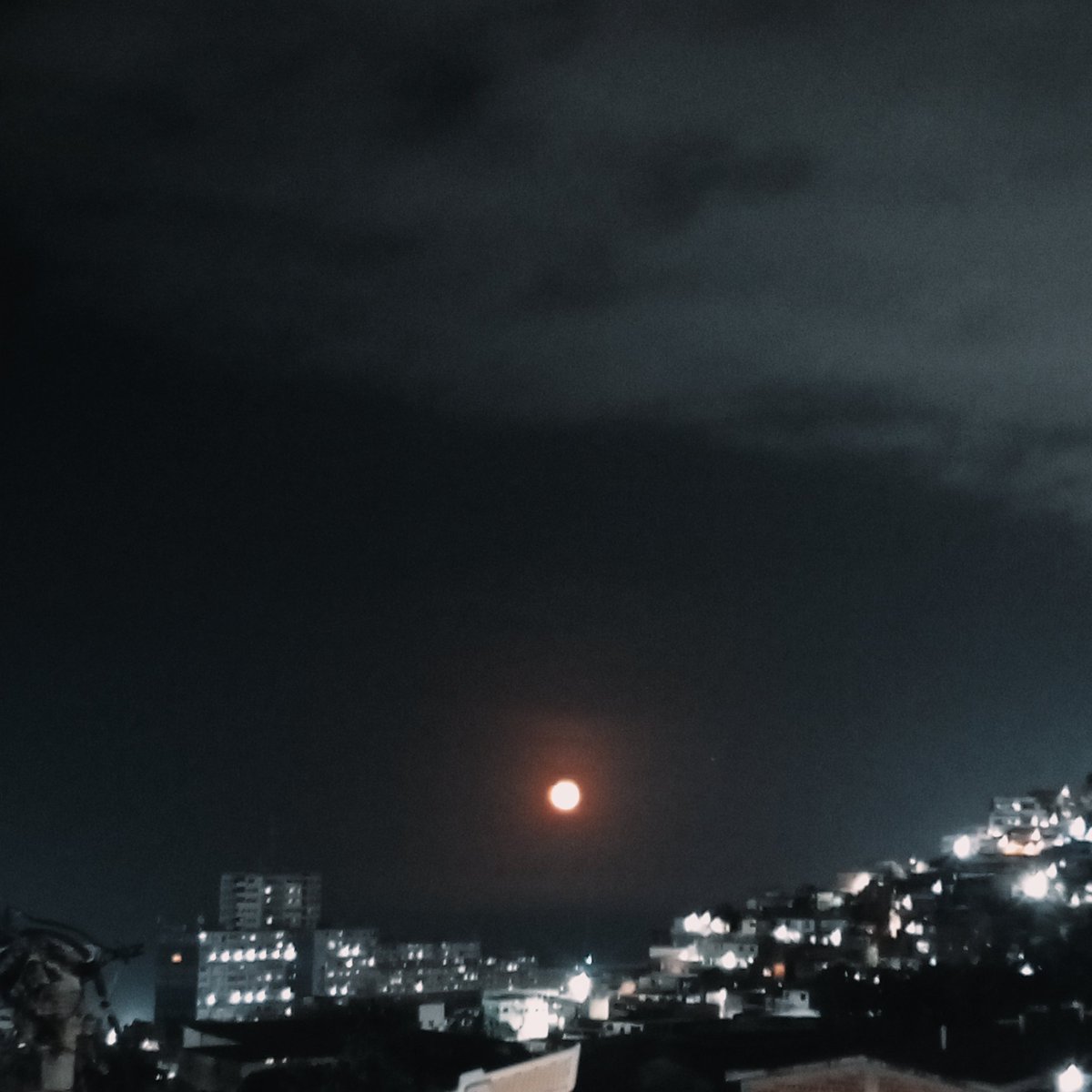 Dea's tweet image. Cae la noche y sale la luna~