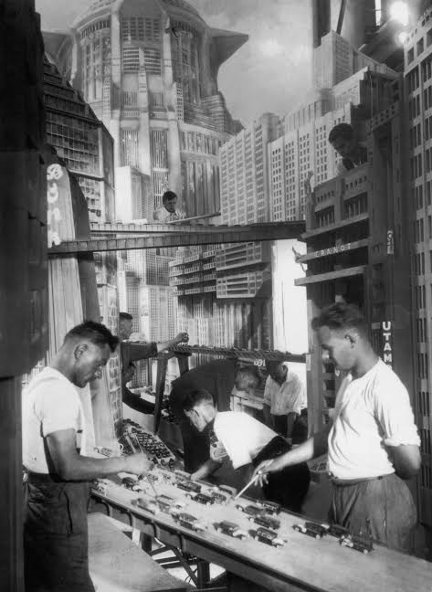 フリッツ・ラング『メトロポリス』(1927)の未来都市のセットは、この