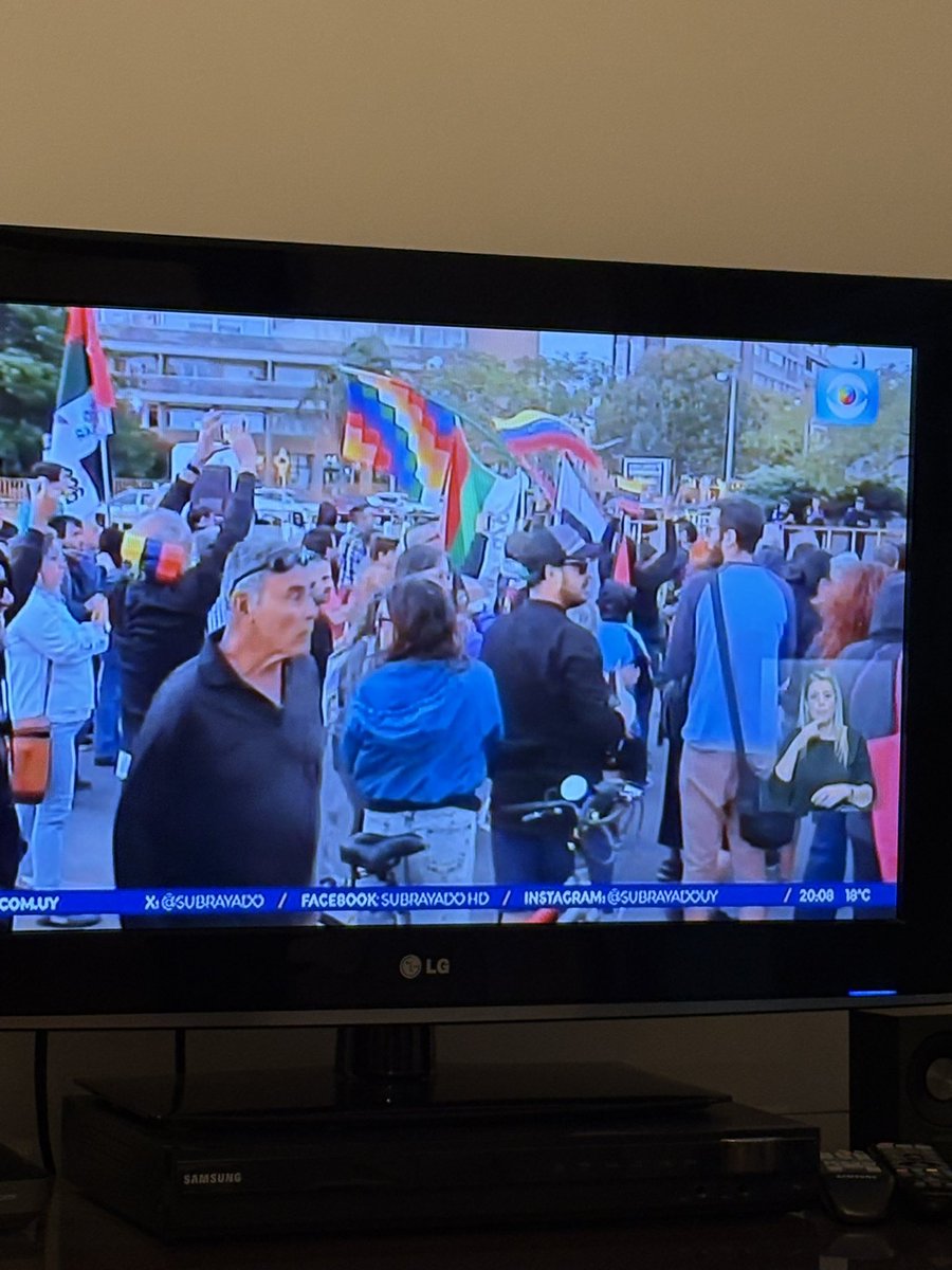 No hay un solo venezolano acá. Todos uruguayos viejos y nostálgicos del Che Guevara, votantes ciegos del Frente Amplio y algún joven amante de la cerveza artesanal, la masa madre y eterno estudiante de la UdelaR. Dan lástima.