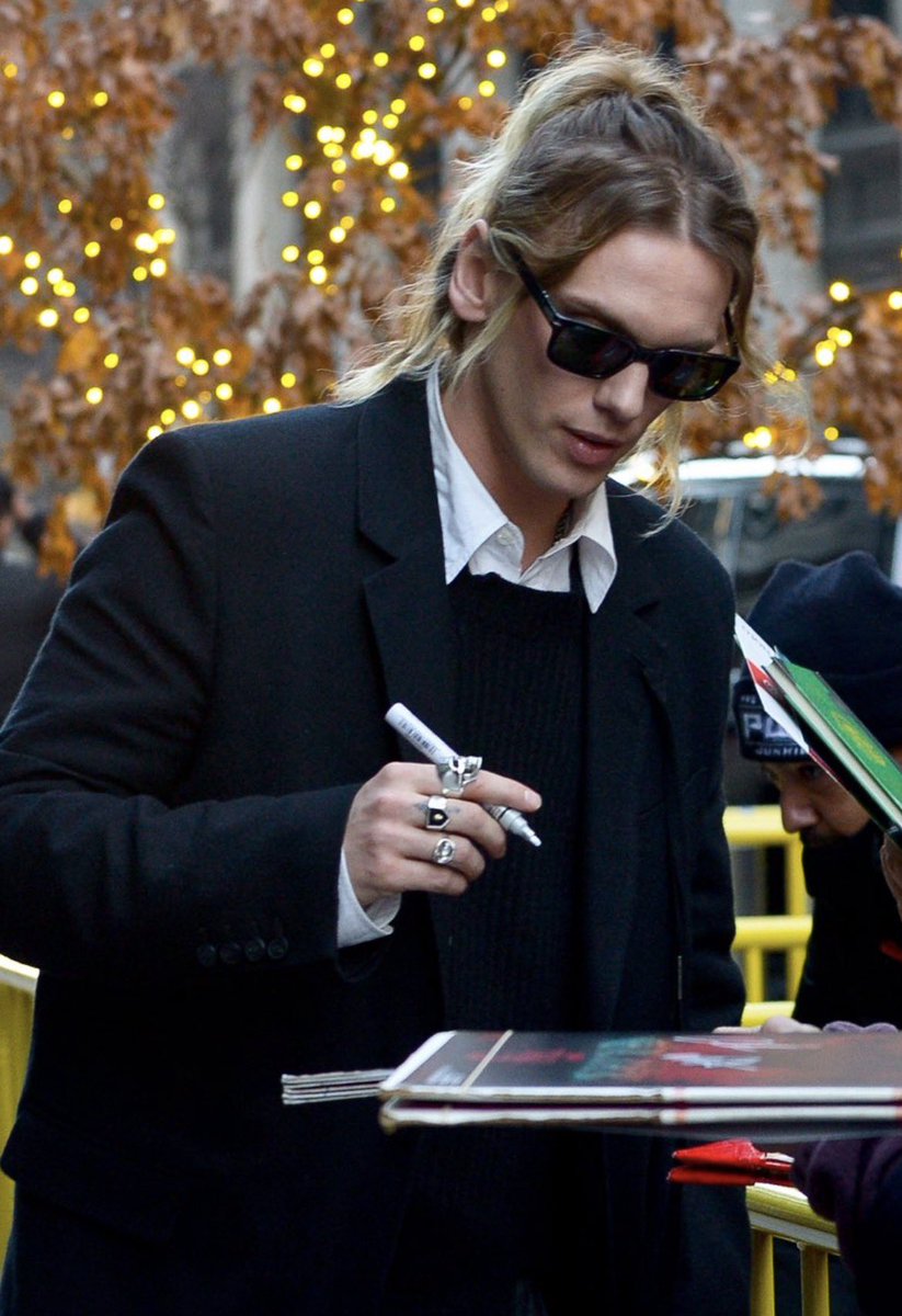 CREELSLUT's tweet image. wrong! everyone look more like jamie bower NOW.