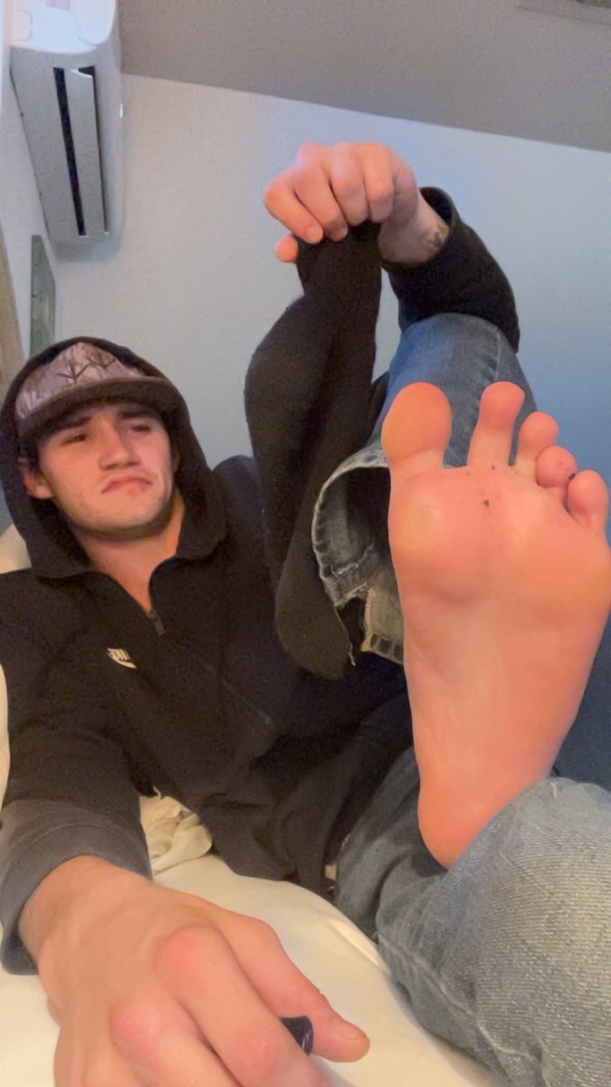 alphajess3's tweet image. these things stink so bad I should get an award for it🤣 hit your knees with your cash raised high pig, it’s time to serve

@MASTER_UPDATES @rt4dom @RT4MastersWorld 

#findom #cashmaster #feetworshi̇p