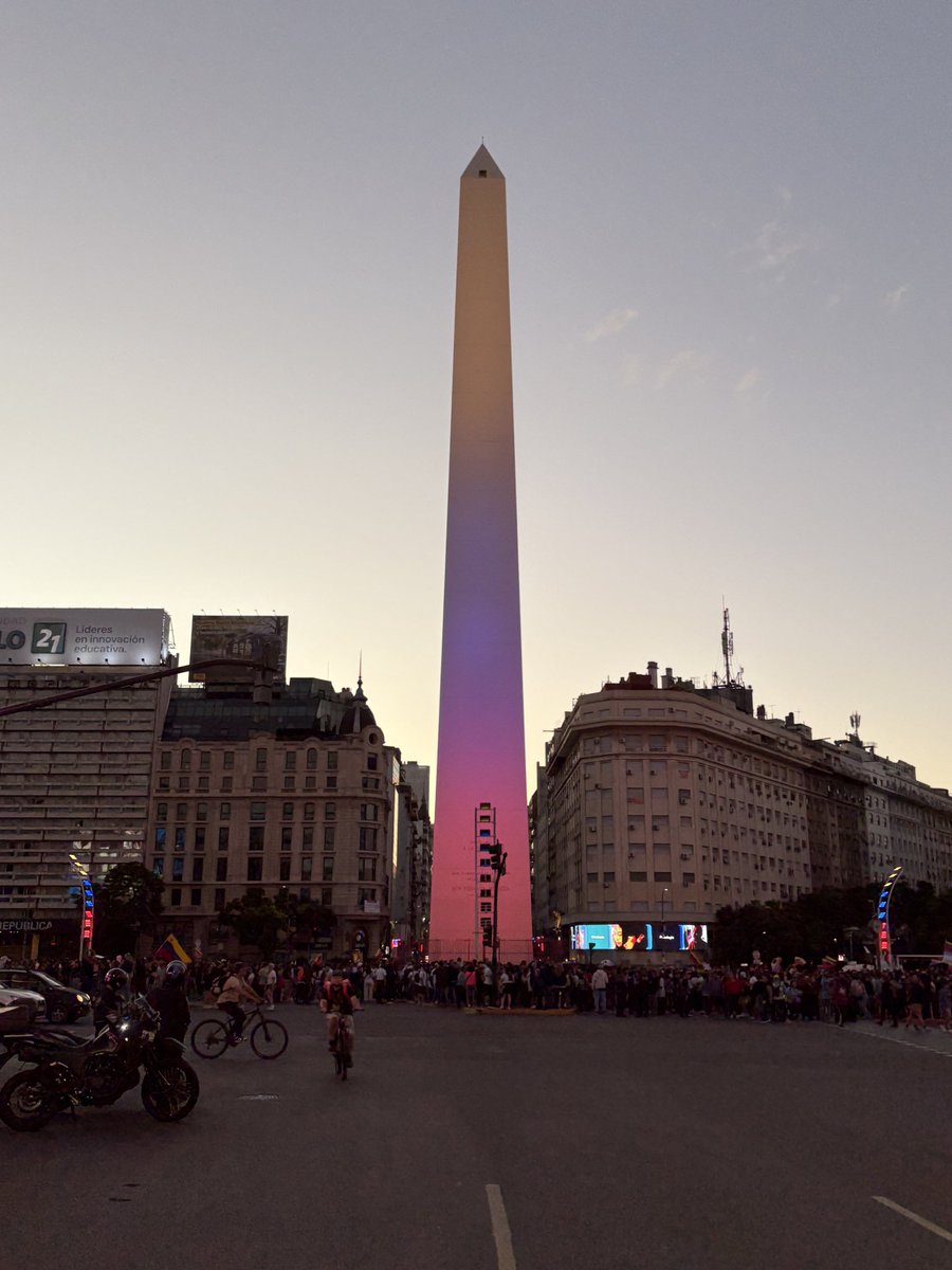 El Obelisco de Buenos Aires se ilumina tricolor en honor a la lucha de los venezolanos por la libertad.