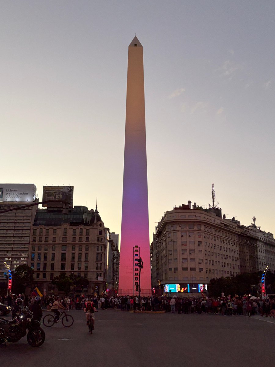 🇻🇪🇦🇷 | El obelisco de Buenos Aires, Argentina, se ilumina con los colores de la bandera de Venezuela.