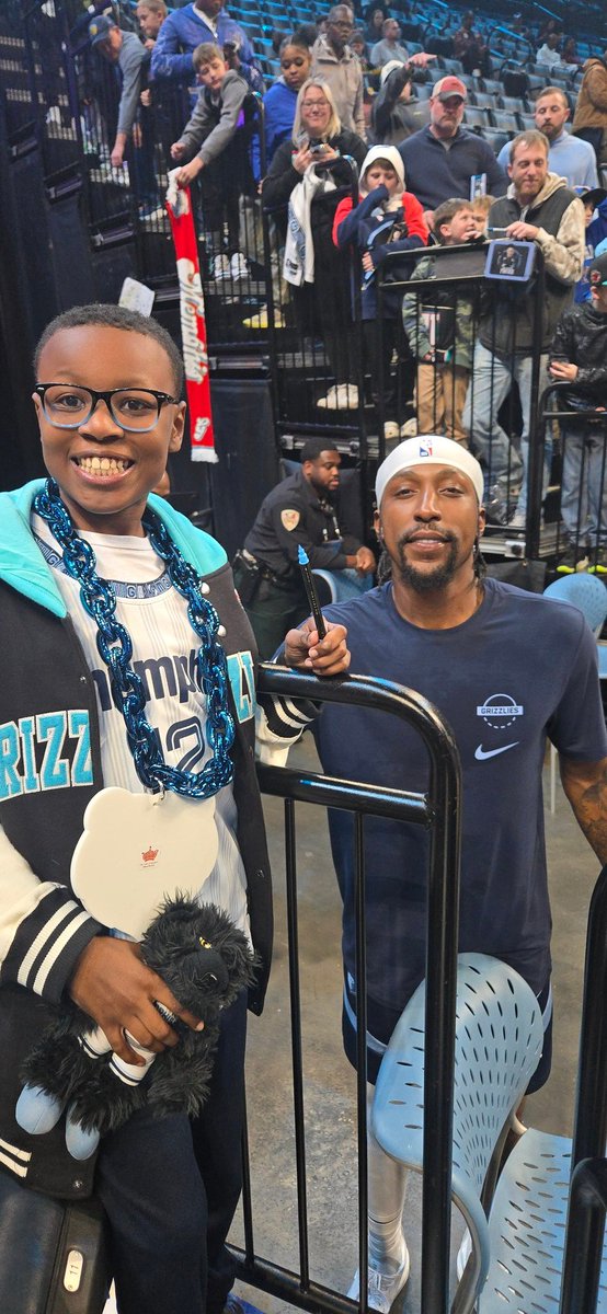 bpeach1980's tweet photo. @CaldwellPope thank you for taking time out to meet my son! He cheers loudly and proudly for his Grizzlies!!! https://t.co/pDu4rDI1Zx