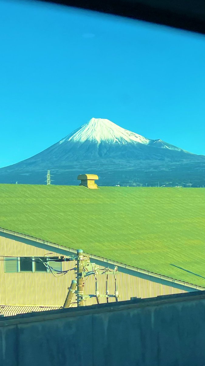 あけましておめでとうございます。
今年最初の投稿は
縁起の良い富士山🗻

皆さんにとって
素敵な一年になりますように！！