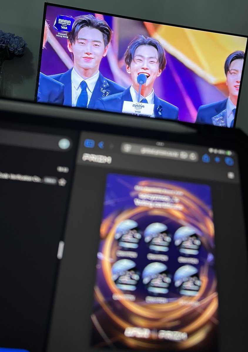 i can sit here for hours if it means i get to see them this happy and proudly shouting our name on stage again because it’s an award that we grabbed with our own hands!! please vote engenes like it’s your last day voting today and tomorrow!!