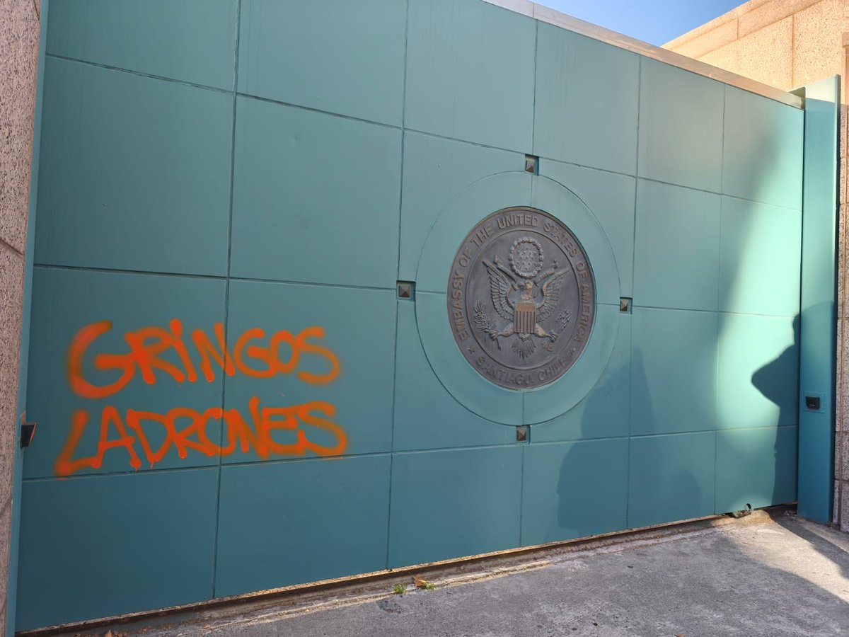 PaolaDragnic's tweet image. 😳 Inédito … hacen graffitti en la misma puerta de entrada en la Embajada de Estados Unidos en Santiago de Chile
