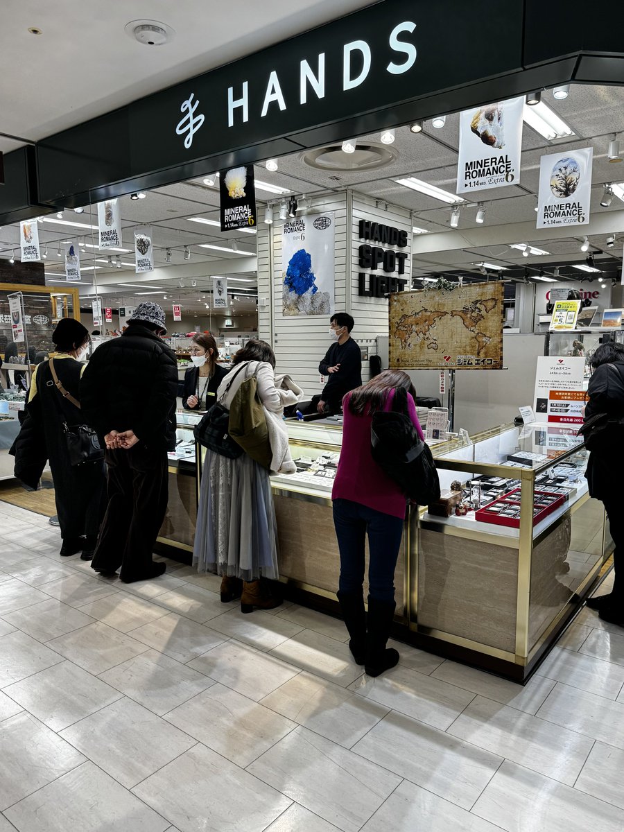 昨日、夕方から閉店まで店頭を手伝ってくれた彼、スタッフさん？と気になっていた方がいらしたので説明

彼はたかのやまくん
学生の頃、数年間谷田家に居候していていました
出張の時には小さかった息子の面倒も見てくれていました。