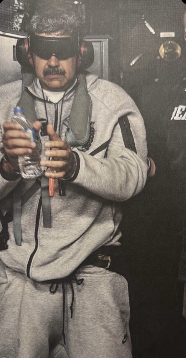 Leonardo_Padron's tweet image. Sus bailecitos de burla se acabaron. Verlo esposado, cubierto con una capucha, humillado, no tiene precio. Fue demasiada la gente que perdió la vida, la libertad, la familia, el país, por sus aberrantes designios dictatoriales. Venezuela vive un momento histórico.