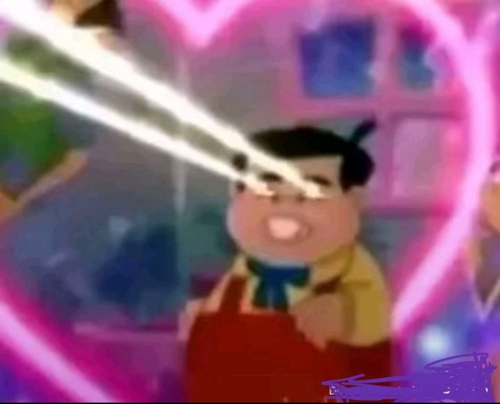 Como miro al señor de los elotes mientras me hace mi elote así bien rico