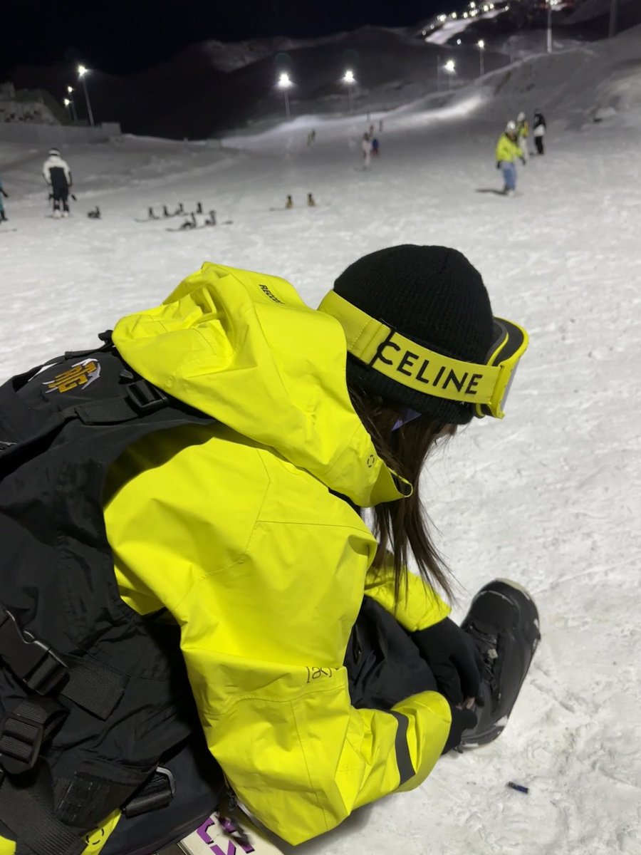 Snowboarding isn't just a sport, it’s a feeling. Falling, getting up, and riding again through icy adventures and winter joy. 🏂🤍