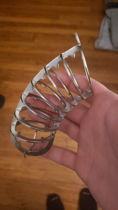 KALISIMPING's tweet image. one of the 𝘽𝙀𝙎𝙏 gifts I got this Christmas , the spikes fit the whole vibe a bit 𝙩𝙤𝙤 𝙬𝙚𝙡𝙡 . . . 

it’s a bit 𝘭𝘢𝘳𝘨𝘦 though , may need a 𝘳𝘦𝘴𝘪𝘻𝘪𝘯𝘨 —