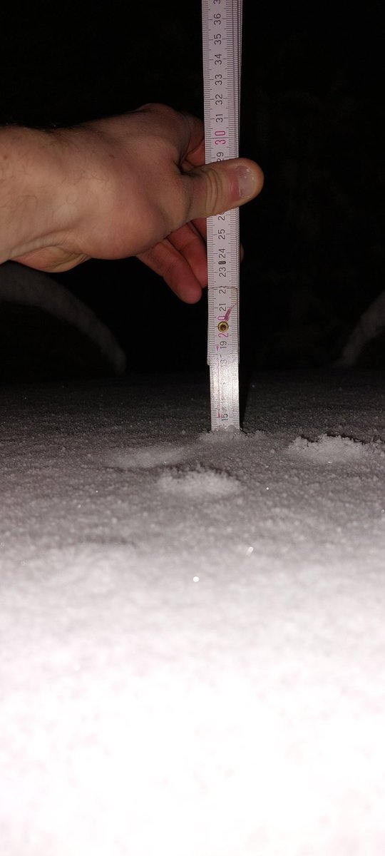 MaximilianSeel's tweet photo. 14cm of snow in #Oranienburg... not bad! https://t.co/qikdcEYVY6