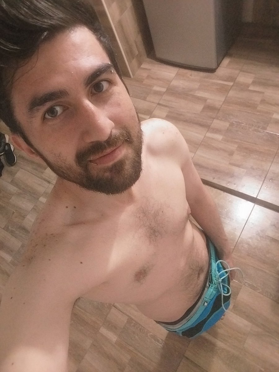 Cle_ratix's tweet photo. Y un poema un poema de un loco ordinario perdido más que en su realidad buscando aun así ser feliz en lo admitido en la verdad que le es permitido dar atrapado en una cárcel que no dejan llegar, no corre sonríe sus ojos dicen !Realidad!
#DestruccionDialectica 
#Donramon #Nowar https://t.co/0sXNvtTJQG