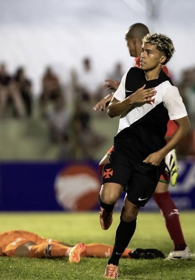 Vascogeant's tweet photo. aí eu te pergunto

é melhor pagar 1 milhão por mês pro Matheus frança ou dar chance pro Zucarello? doideira https://t.co/oGHncNrsKZ