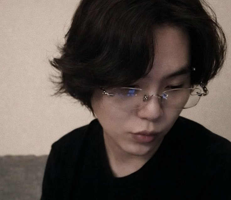 gh0stfacy's tweet photo. Miaussss | Mini #sopeau

Em uma certa manhã, Matilda começa a soltar muitas bolas de pelo, fazendo Hoseok vagar pelo condomínio atrás de grama (do mesmo jeito que acordou).

O mesmo só não esperava que encontraria o seu vizinho, Min Yoongi, daquele jeito. https://t.co/pWt1l9NGXR