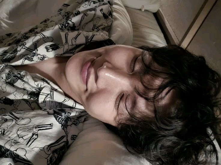 gh0stfacy's tweet photo. Miaussss | Mini #sopeau

Em uma certa manhã, Matilda começa a soltar muitas bolas de pelo, fazendo Hoseok vagar pelo condomínio atrás de grama (do mesmo jeito que acordou).

O mesmo só não esperava que encontraria o seu vizinho, Min Yoongi, daquele jeito. https://t.co/pWt1l9NGXR