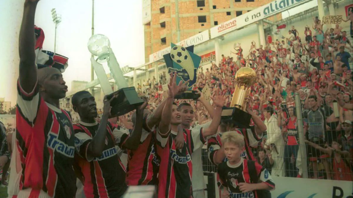 Noitedecopa's tweet photo. 🔎 CURIOSIDADE

Esses são os maiores campeões dos principais Estaduais do Brasil, levando em consideração a estreia do último grande do estado 🏆👇

➡️ 𝗣𝗮𝗿𝗮𝗲𝗻𝘀𝗲 (1914-2025)
🐺 Paysandu: 50
🦁 Remo: 47

*O Paysandu estreou no Estadual no seu ano de fundação (1914)

➡️ 𝗖𝗲𝗮𝗿𝗲𝗻𝘀𝗲 (1918-2025)
🇫🇷 Fortaleza: 46
👴 Ceará: 44

*O Fortaleza estreou no Estadual no seu ano de fundação (1918)

➡️ 𝗠𝗶𝗻𝗲𝗶𝗿𝗼 (1921 - 2025)
🐓 Atlético: 49
🦊 Cruzeiro: 38

*O Cruzeiro estreou no Estadual no seu ano de fundação (1921)

➡️ 𝗖𝗮𝗿𝗶𝗼𝗰𝗮 (1923 - 2025)
🇦🇱 Flamengo: 35
🇭🇺 Fluminense: 25
💢 Vasco: 24
⭐ Botafogo: 18

*O Vasco começou no futebol em 1916, mas jogou a 3ª divisão do Carioca naquele ano e passou 7 anos nas divisões inferiores do Estado, estreando na divisão principal apenas em 1923.

➡️ 𝗣𝗮𝗿𝗮𝗻𝗮𝗲𝗻𝘀𝗲 (1924-2025)
🇳🇬 Coritiba: 38
🌪️ Athletico: 28

*O Athletico estreou no Estadual no seu ano de fundação (1924).

➡️ 𝗣𝗮𝘂𝗹𝗶𝘀𝘁𝗮 (1930 - 2025)
🦅 Corinthians: 24
🐷 Palmeiras: 23
🇾🇪 São Paulo: 22
🐳 Santos: 22

*O São Paulo estreou no Estadual no seu ano de fundação (1930)

➡️ 𝗕𝗮𝗶𝗮𝗻𝗼 (1931-2025)
🇱🇺 Bahia: 51
🇦🇴 Vitória: 28

*O Bahia estreou no Estadual no seu ano de fundação (1931)

➡️ 𝗖𝗮𝘁𝗮𝗿𝗶𝗻𝗲𝗻𝘀𝗲 (1976-2025)
🇪🇬 Joinville: 12
🇧🇳 Criciúma: 11
🌳 Figueirense: 10
🇳🇮 Avaí: 8
🏹 Chapecoense: 7

*O Joinville estreou no Estadual no seu ano de fundação (1976)

Obs¹: No Rio Grande do Sul quando o Campeonato Gaúcho começou a ser disputado, tanto o Grêmio quanto o Internacional já existiam, era realizado um campeonato mais específico pra saber quem iria representar a cidade ou região no Campeonato Estadual. Pernambuco e Goiás seguem a mesma lógica, quando começou o Campeonato Estadual os clubes já existiam.

Obs²: O Campeonato Cearense entre 1915 e 1919 só foi reconhecido no ano de 2008, o Ceará foi pentacampeão e na época se chamava Liga Metropolitana.

Obs³: Não consideramos o Paraná por ele ter sido fundado somente em 1989 e estreado em 1990, mas por curiosidade, desde que ele estreou foram: Athletico (13), Coritiba (10) e Paraná (7).

📰 Noite de Copa | Dep. de Estatísticas