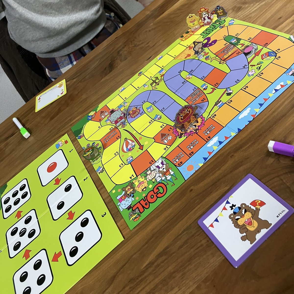 nusfrog's tweet image. 脳天直撃アメージング💥
『クイズすごろくかぶーる』

TL絶賛を見てトライ→国産ゲーム舐めるなよ❗️とビンタされた『イルイラン』
もしやコレも凄いのではと恐る恐る😱嫁様も「えっ！？これは」となる中で、遊ぶ→バチ面白い🤣ビビる💥桃鉄のイラストレーターさんなんだ！お邪魔キャラも出てきて熱い🔥