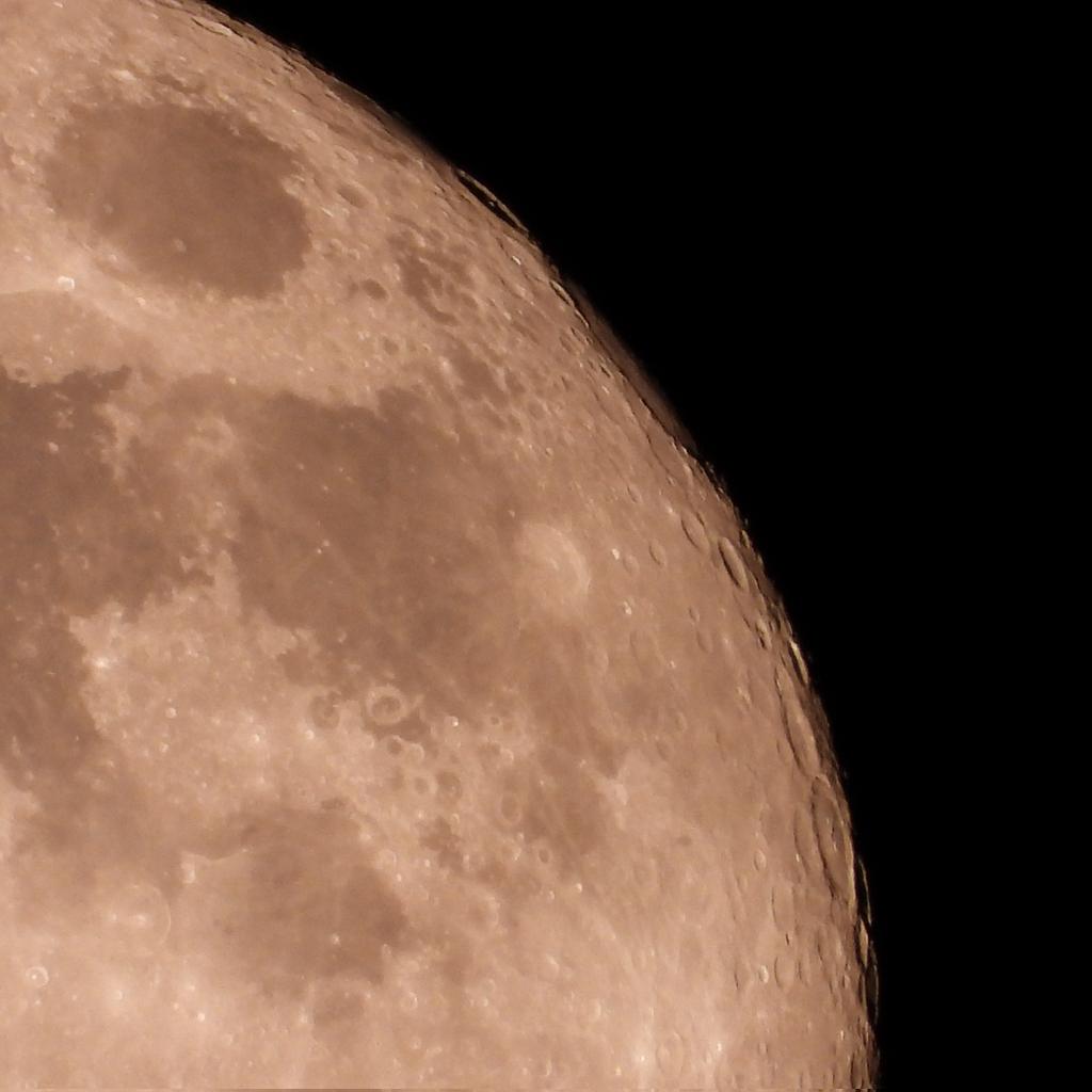 A few pics of tonight's wolf moon taken with my Nikon P1100. I also managed to catch Jupiter and it's moons.