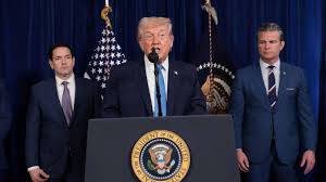 Frases clave de Trump en la rueda de prensa:
- “El ejército de EE. UU. realizó un ataque a gran escala y capturó a Nicolás Maduro y su esposa.”
- "Estados Unidos dirigirá Venezuela temporalmente.”
Trump afirmó que EE. UU. gobernará Venezuela al menos de forma transitoriamientras