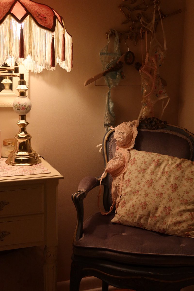 babooshke's tweet image. One time I got a hate comment that was like “you should get rid of all your furniture and just buy from ikea, welcome to the 21st century” or something and sometimes I think about it and just giggle like girl what