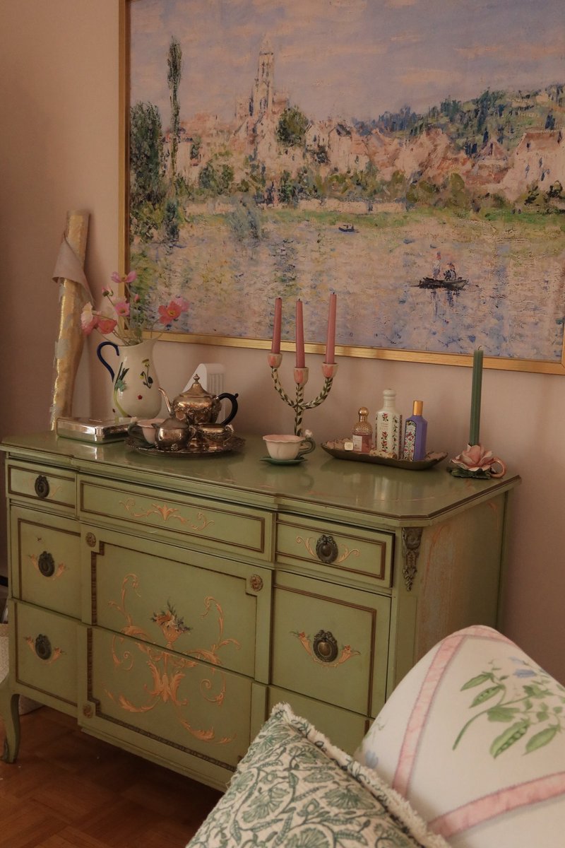 babooshke's tweet image. One time I got a hate comment that was like “you should get rid of all your furniture and just buy from ikea, welcome to the 21st century” or something and sometimes I think about it and just giggle like girl what