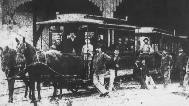 ... 🔥

Tramvaj na konjsku vuču u Beogradu (1892–1894)

Prvi tramvaj u Beogradu krenuo je 1892. godine i bio je na konjsku vuču. ..

Tada su u glavnim gradskim ulicama postavljene prve tramvajske šine, čime je Beograd dobio svoj prvi organizovani oblik javnog gradskog prevoza...