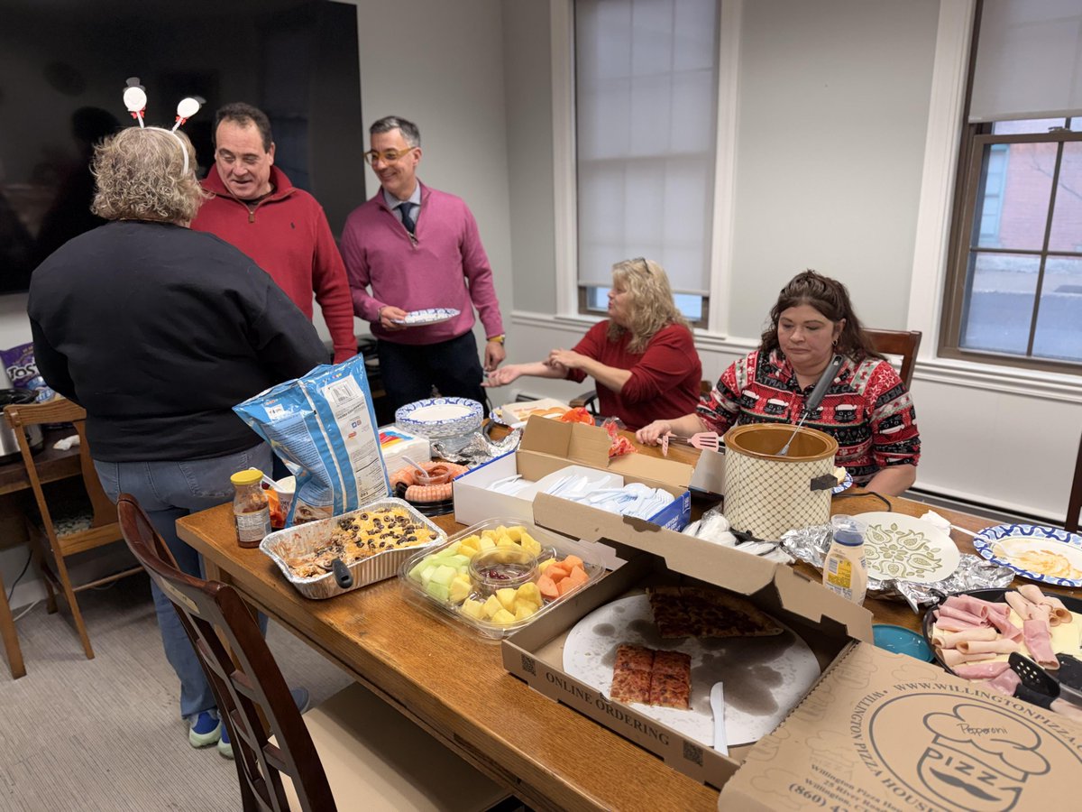 paradisoins's tweet image. Paradiso Insurance knows how to keep it simple and fun! 🎄 Just good office food, great laughs, and amazing team vibes at our Christmas party. Nothing fancy, just a lot of holiday cheer with people who make work feel like family. #TeamParadiso #ChristmasParty #ParadisoInsurance