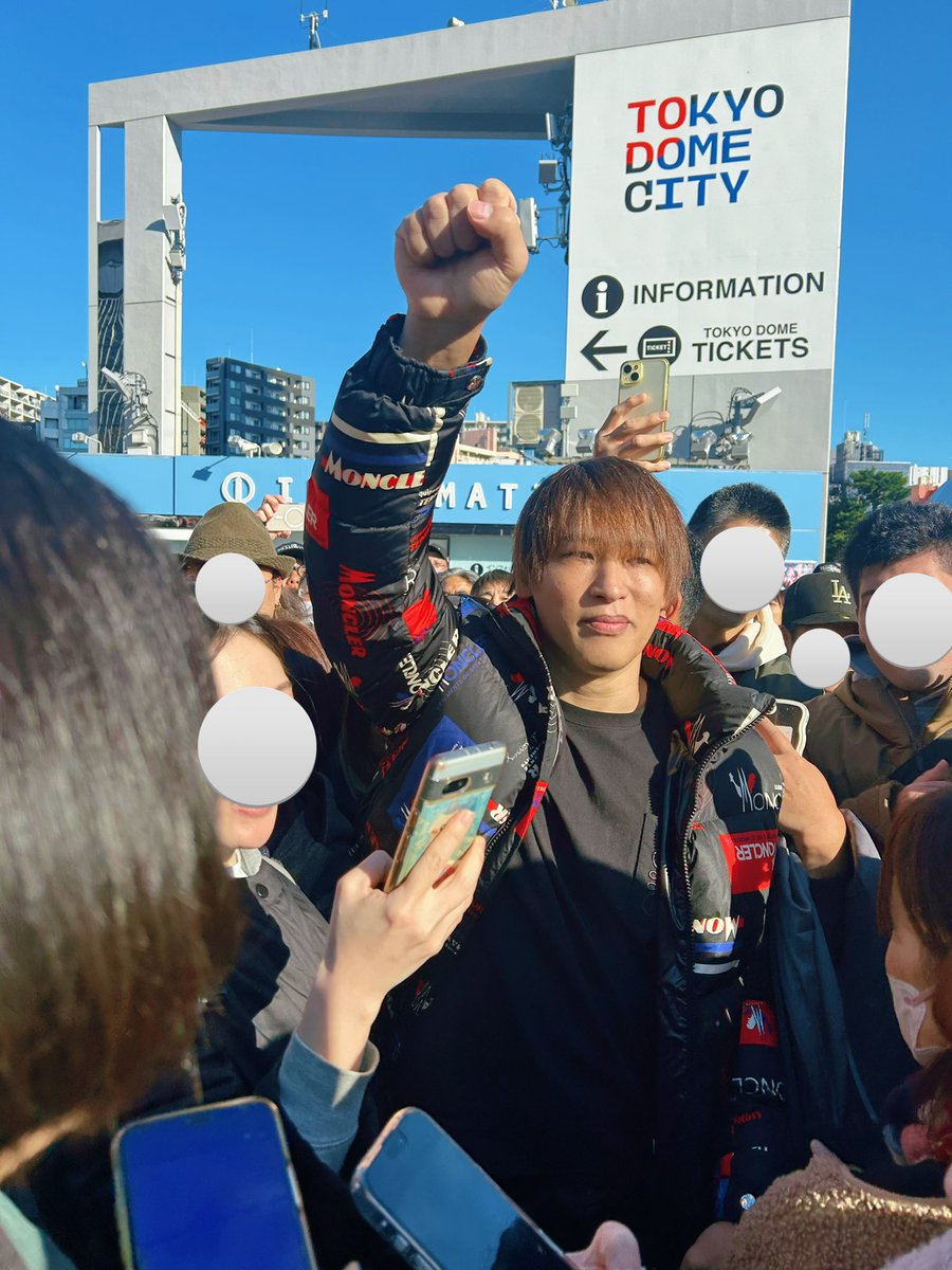 kdt_pr's tweet image. チケットに書いてあるゲートまで行こうと思って人混みを進んでいたら、ものすごい人の波に飲まれてしまって、なんだ〜⁉️と思ったら真ん中に飯伏幸太がいた