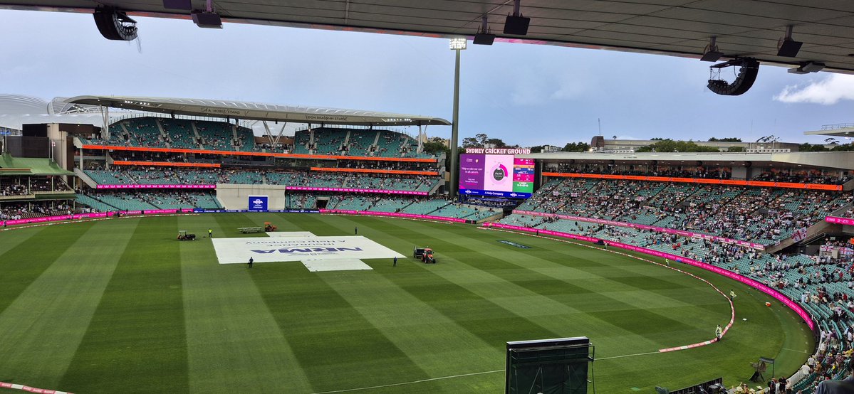 awedgewood's tweet image. It's "Raining" at the SCG. This is a balmy summer day in the UK.