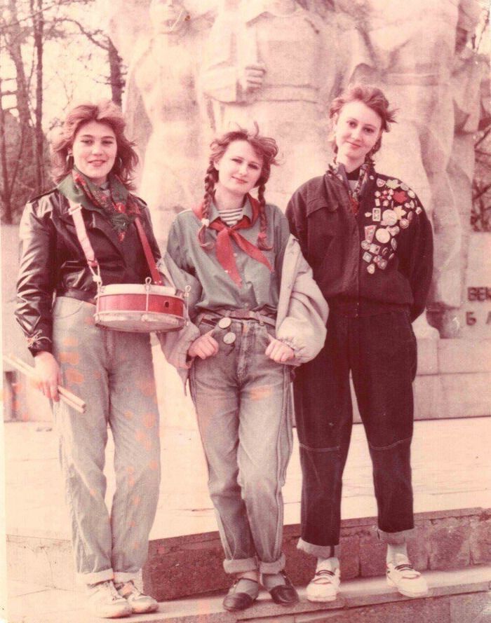 sovietvisuals's tweet image. Soviet high school girls, Ryazan, 1990.