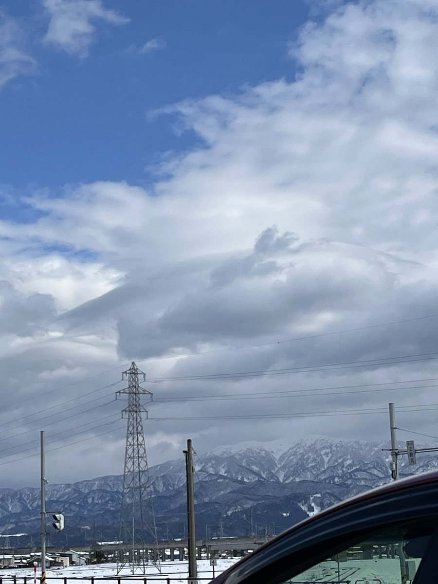 さすが富山だ。

雲まで白エビになってる。