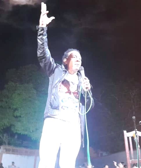 BeltranReynier's tweet photo. 🇨🇺🇻🇪✊El maestro Cándido Fabré no quiso faltar a nuestro reclamo por la #Paz. Desde esta ciudad de luchas, le recordamos al imperio que los hijos de Bolívar y de Martí, los hijos de #Fidel y de #Chávez, conocemos bien el precio de la libertad. #CubaConVenezuela https://t.co/1NYvLFcNra