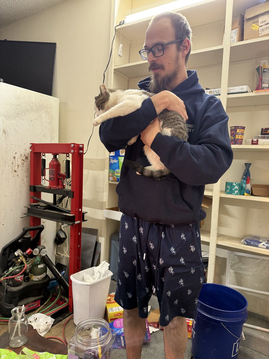 atchleen's tweet image. she was sitting on my lap for a few minutes, jake held her for a couple of minutes before she realized she was in the air &amp;amp; was like LEMME DOWN
…little ear i see your game…you may get to live inside before too long