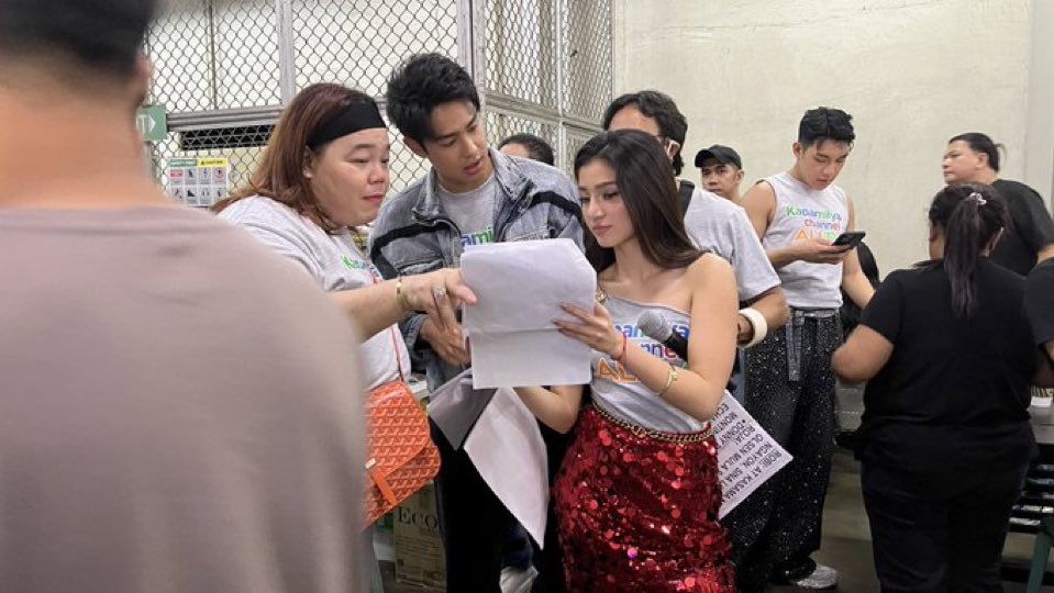 Tingin sa script ayaw? Pero kapag kay belle gusto?

TOTAL PERFORMER BELLE

#DONNYmazingStartOfYear
#DONBELLEazingKiligForAll