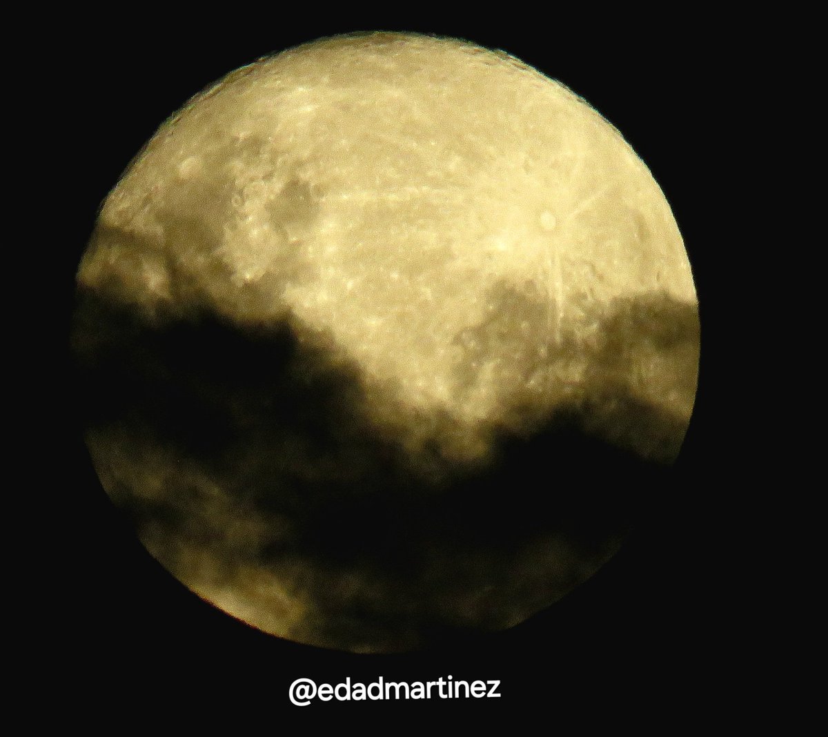 Luna de Lobo en conjunción con Júpiter. #Moon #Júpiter <a href="/moonloverxjpg/">La Luna</a> <a href="/planetarioBA/">Planetario Galileo Galilei</a> <a href="/PlanetarioChile/">Planetario Chile</a>