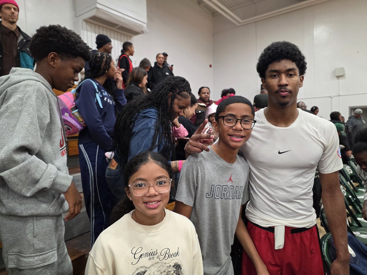 GetOffMyDelta's tweet image. My kids got to catch up with @crowezone5 after his game winning 3pt shot. Best high school game we seen. From one lefty to another. We preciate you. Great game. #RealRun