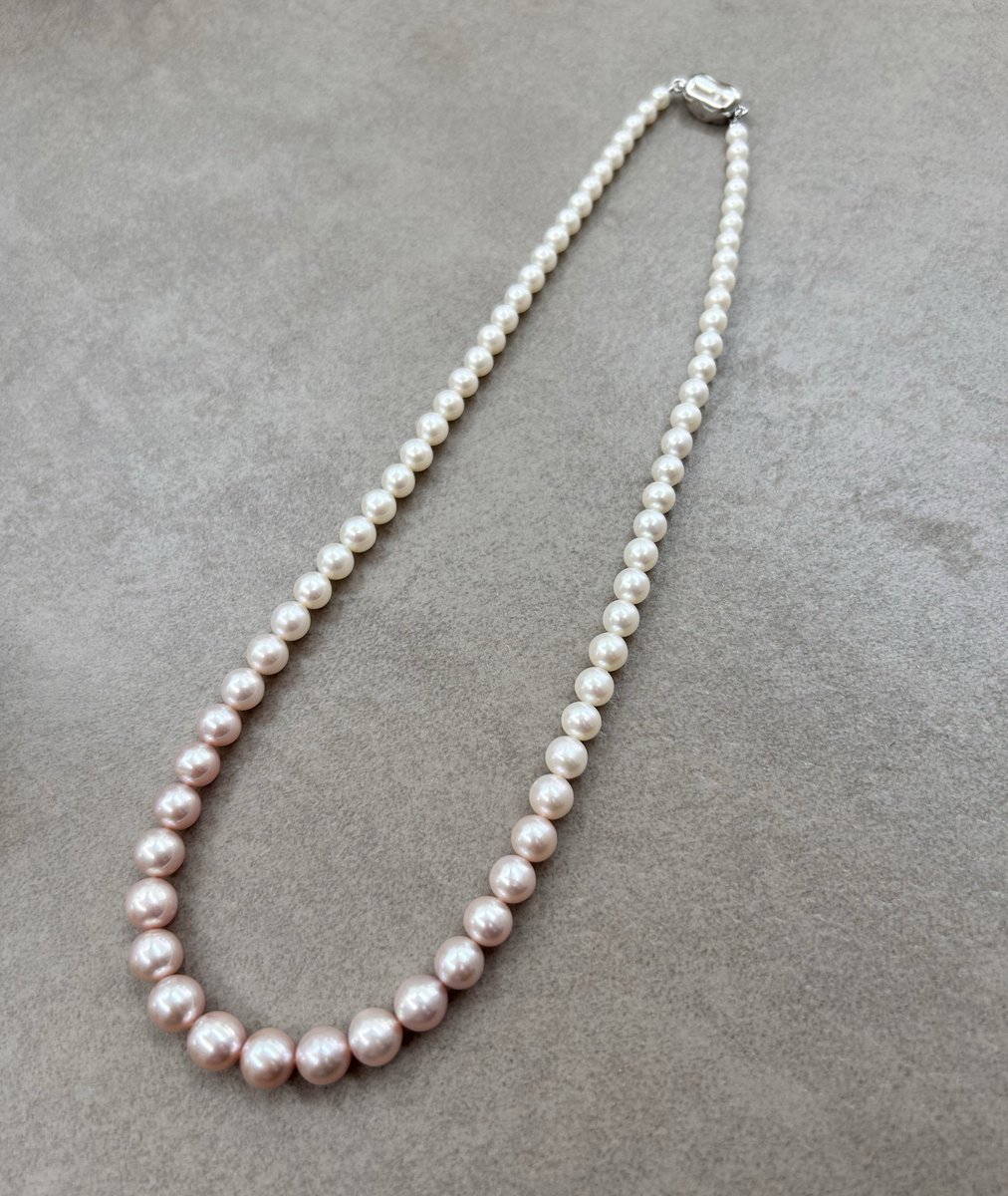 今日のコーデ🤍✨️
またまた母からもらったパールネックレス🫶
パールが🩷→🤍にグラデーションになってて可愛い😍✨️テリも良い✨️

仕事では中々着けれないから連休中にパールコーデを楽しんでる☺️💓

プリンセスフラワーと重ねてみた❣️