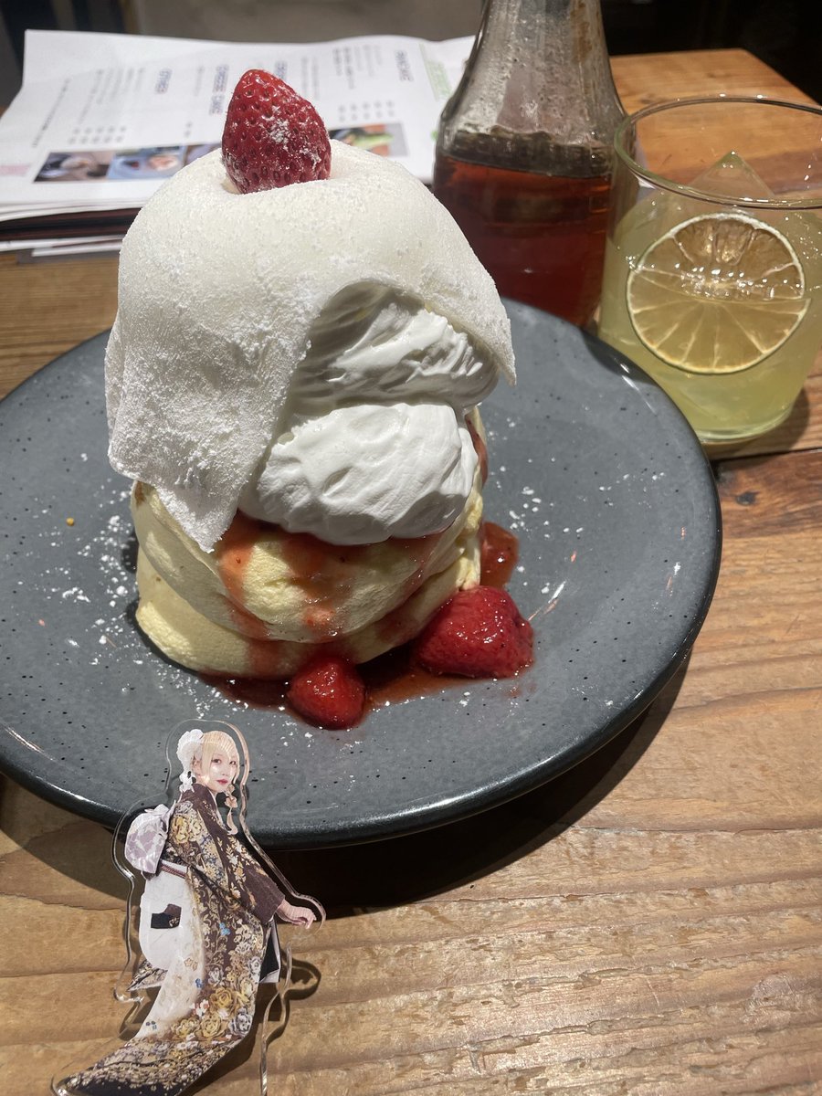 あけおめアサギちゃん！苺大福パンケーキとホワイトサングリアだよ