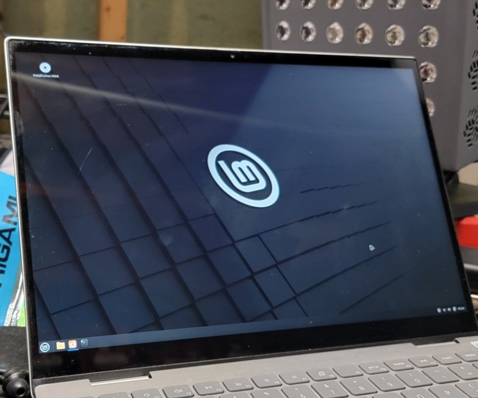 allcot_j's tweet image. I wanted to be asleep 2 hours ago but after a week or so of delays, I finally got Linux Mint running off of a flash drive on one of the old laptops. I'll actually install it tomorrow, lol.