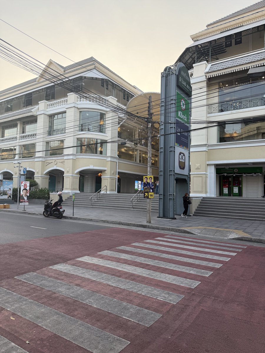 ระหว่างรอเวลาเยี่ยมพ่ออีกรอบ พาสูงวัยสองคนไปเดินเล่น The Old Siam ไม่ได้ไปมานานม้ากกก ผ่านมาหลายยุคสมัย ตั้งแต่ก่อนรีโนเวท ช่วงคนเยอะ ช่วงโควิด มาจนถึงช่วงที่คนเริ่ม drop เปลี่ยนแปลงไปตามพฤติกรรมผู้บริโภค … ล่าสุดช่วงปีใหม่ หลายร้านก็หยุด หลายร้านก็เปิด สร้างโอกาสในการขาย