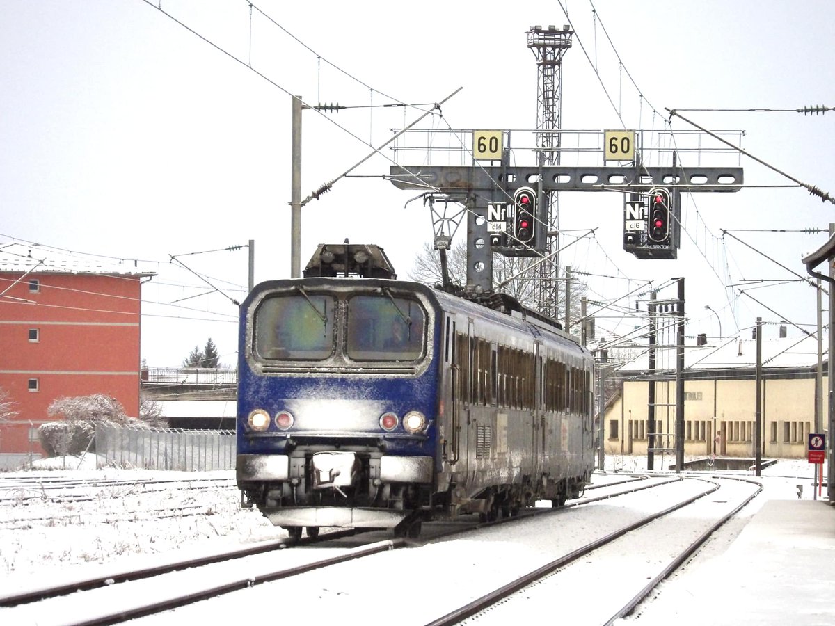 CheminsdeFerTC's tweet image. Une automotrice =&amp;gt;#Z2 soupoudrée de première neige à la manœuvre en gare de #Pontarlier (25) en 11-17.
📷Jonathan Ferreira, source  : le FB de Trains en Bourgogne Franche-Comté.