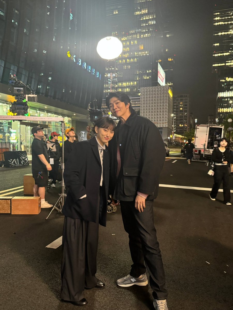 키 얘기하니까 생각낫는데 류혜영 상대 남배우들 죄다 180 넘어서 여자감동주는 168cm 혱자님 키 ㅂㄹ 티 안 나는 거 거 뭔가  훘~:)🫰🏻🫰🏻스러움